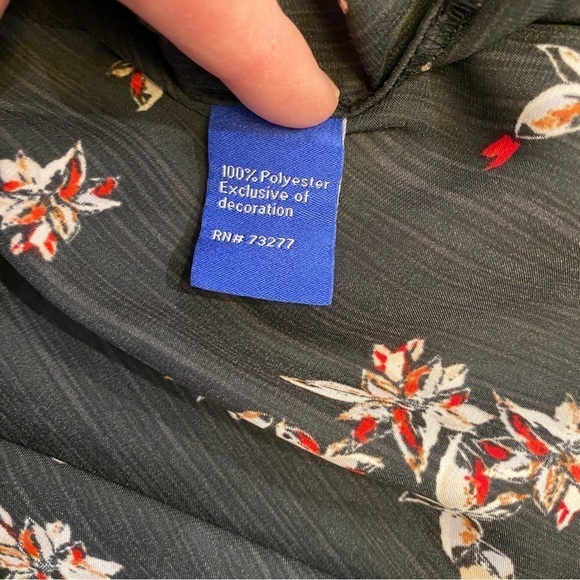 APT 9 Petite Med Black Floral Top Blouse Shirt Ruffle Hem Flowy 3/4 Sleeves - Picture 6 of 8